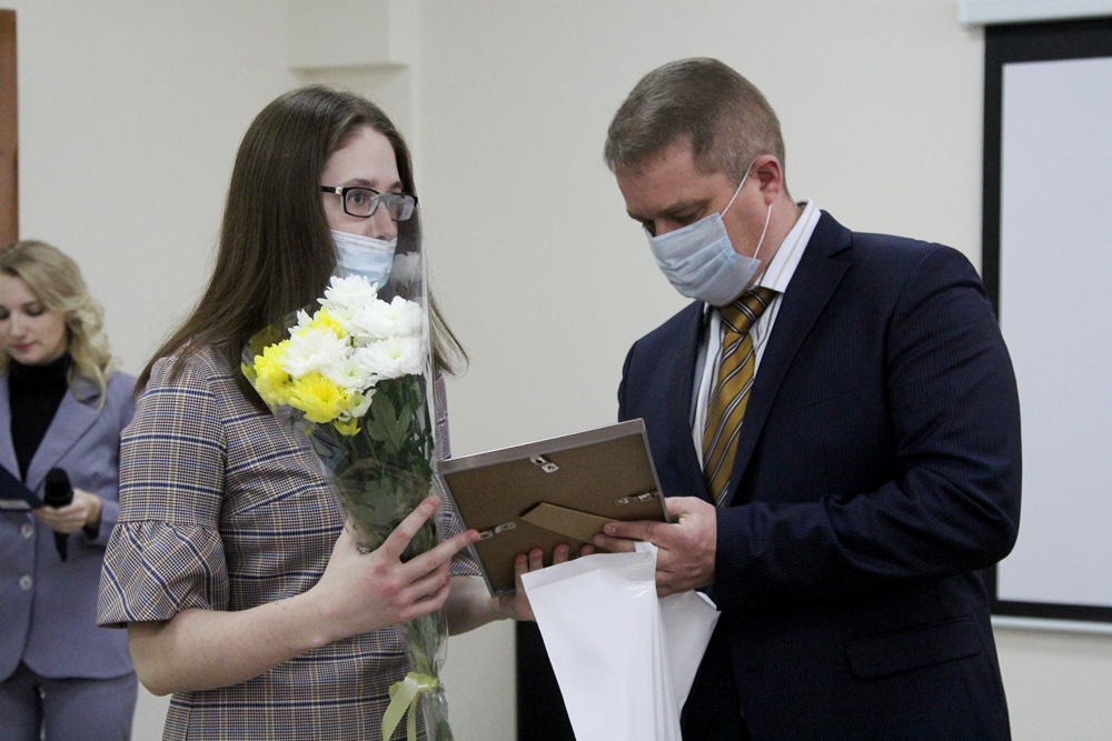 Учителя получат премии. Учитель получил премию. Учитель получившая премию учитель года фото Воронеж 2022.